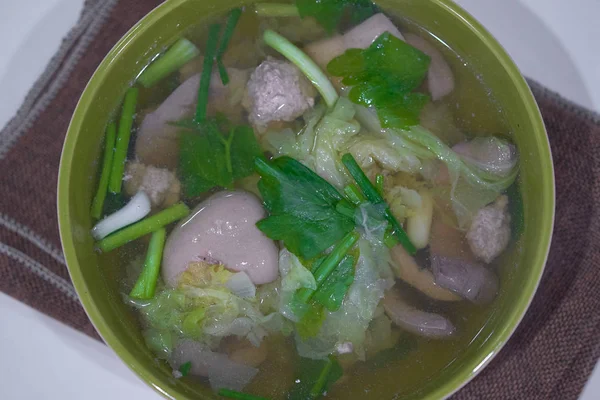 Thai konyha és élelmiszer-egy tál kínai saláta a darált sertéshús — Stock Fotó