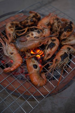 Karides kömür soba Tayland deniz ürünleri yanmış