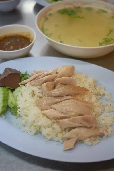 Hainan nasi ayam atau nasi uap dengan saus pada gelap — Stok Foto