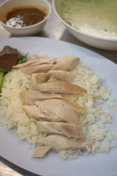 Hainan nasi ayam atau nasi uap dengan saus pada gelap — Stok Foto