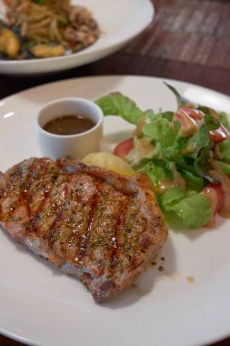 Izgara potaoes ve vegeta ile Barbekü Beef Steaks orta nadir