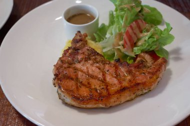 tatlı ve baharatlı salsa ile ızgara domuz pirzolası