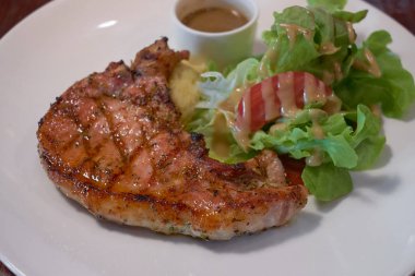 tatlı ve baharatlı salsa ile ızgara domuz pirzolası