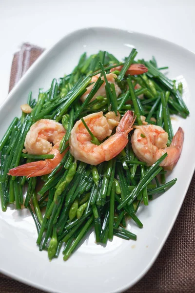 Blühender chinesischer Schnittlauch mit Garnelen und edamame anbraten — Stockfoto