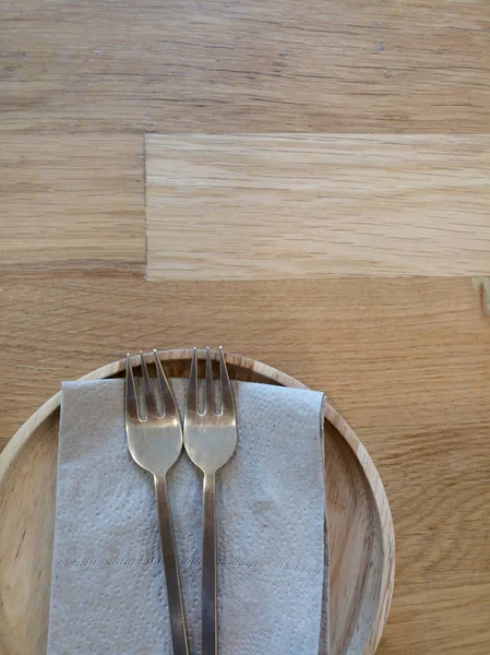 茶色の素朴な木製のテーブルトップの上に2つのフォーク真鍮を持つティッシュ — ストック写真
