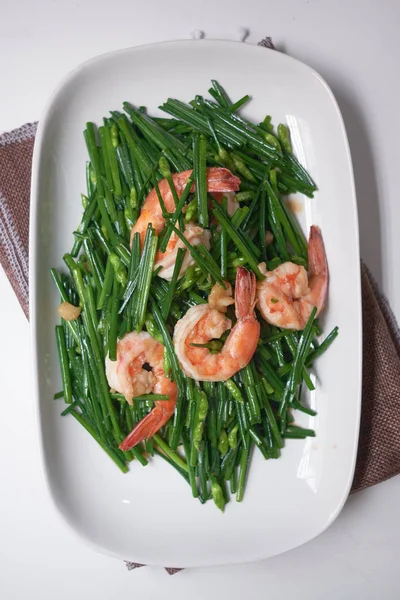 Blühender chinesischer Schnittlauch mit Garnelen und edamame anbraten — Stockfoto