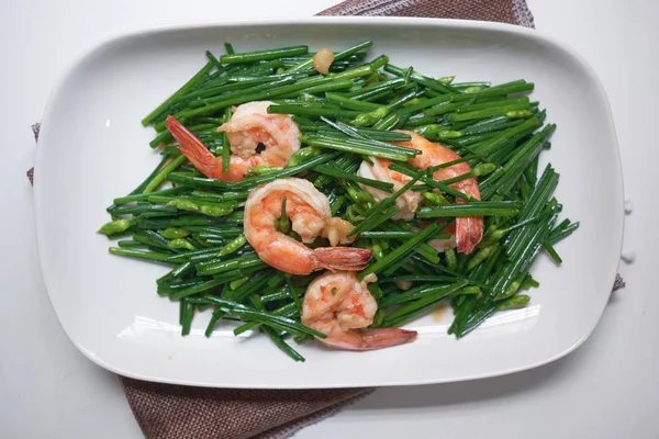 Cebollino chino de floración salteada con gambas y edamame —  Fotos de Stock