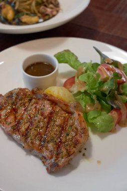 Izgara potaoes ve vegeta ile Barbekü Beef Steaks orta nadir