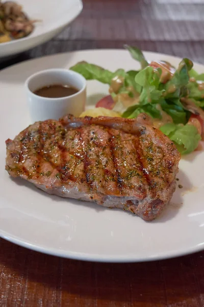 Grillsütő marhahús közepes ritka, grillezett burgonyával és Vegeta — Stock Fotó
