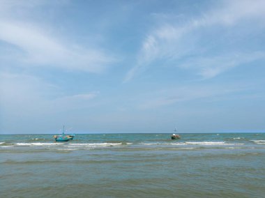 Deniz dalga köpük ve beyaz kum plaj