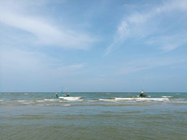 Deniz dalga köpük ve beyaz kum plaj