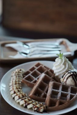 Muz ve dondurma ile ev yapımı Belçika waffle