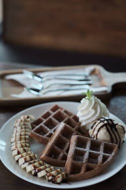 Muz ve dondurma ile ev yapımı Belçika waffle