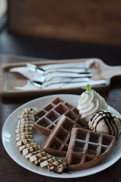 Homemade Belgian waffles with with bananas and ice cream — Stock Photo, Image