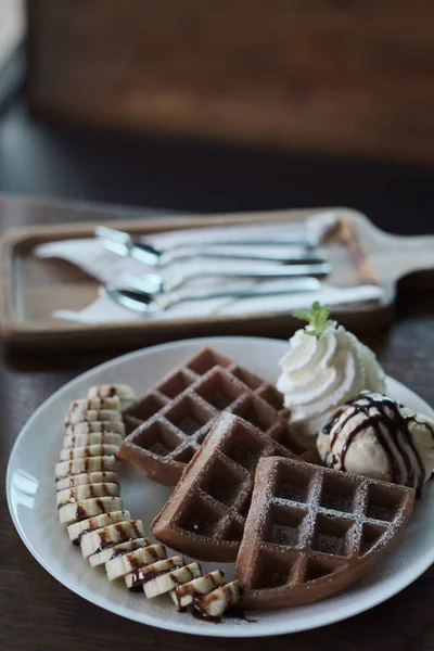 Gofres belgas caseros con plátanos y helado — Foto de Stock