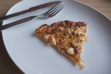 öğle yemeği için taze ve sıcak Pizza dilimi.