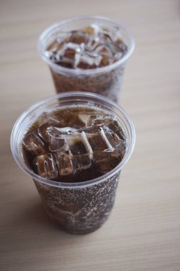 Cam kola dan İçecek ve ic ile köpüklü su bir kutu