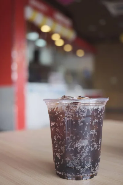 Getränk aus Cola im Glas und einer Dose Mineralwasser mit — Stockfoto