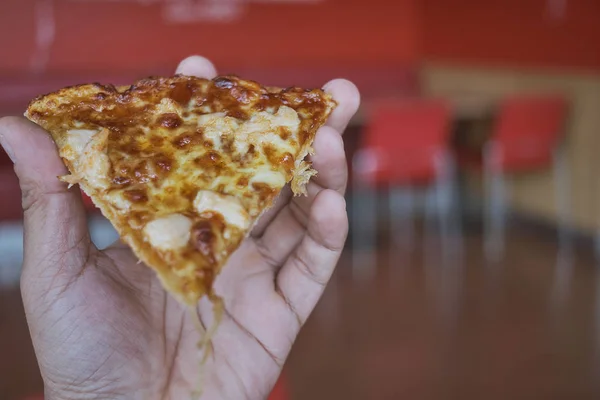 Verse en warme pizza slice voor de lunch. — Stockfoto