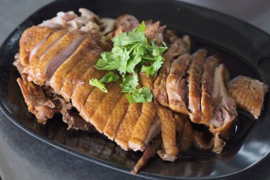 Köfte soslu siyah tabakta ördek göğsü .chinese tarzı d