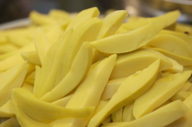 Turşulu mango sokak yemeklerinde lezzetlidir.