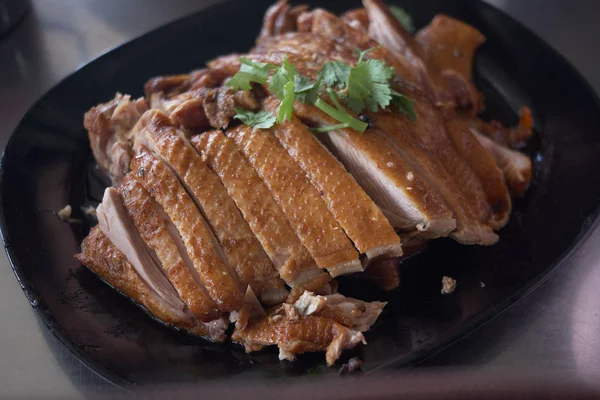 Carne de pato al vapor en sopa marrón china en el plato —  Fotos de Stock