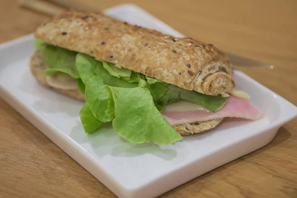Heerlijke ham en kaas sandwich op witte plaat — Stockfoto