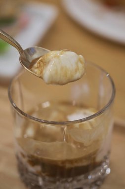 Expresso ve vanilya dondurmalı affogato