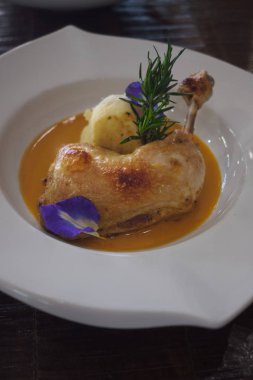 Kavrulmuş tavuk göğsü patates ve sarı sos ile servis