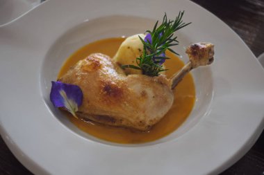 Kavrulmuş tavuk göğsü patates ve sarı sos ile servis