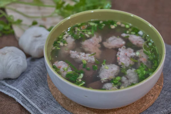 Тайский стиль чистый суп с зажатой свиной кровью — стоковое фото