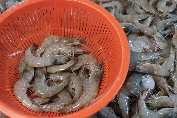 魚市場での販売の背景として氷の上に新鮮なエビ — ストック写真