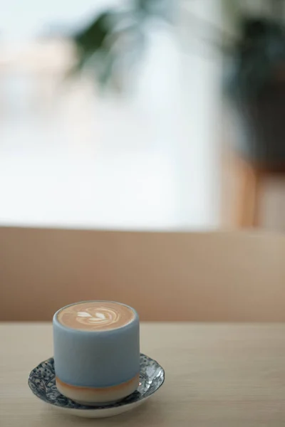 熱いカプチーノ コーヒー カップ ツリー形状カフェラテ アート ミルクの泡に — ストック写真