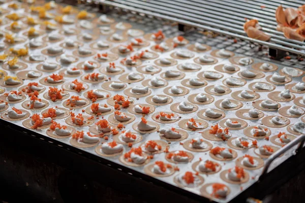 Pişirme taze Tay gevrek gözleme., Bangkok, Tayland.