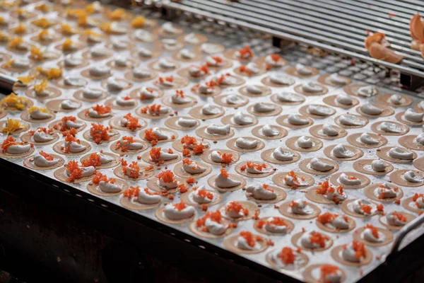 Pişirme taze Tay gevrek gözleme., Bangkok, Tayland.