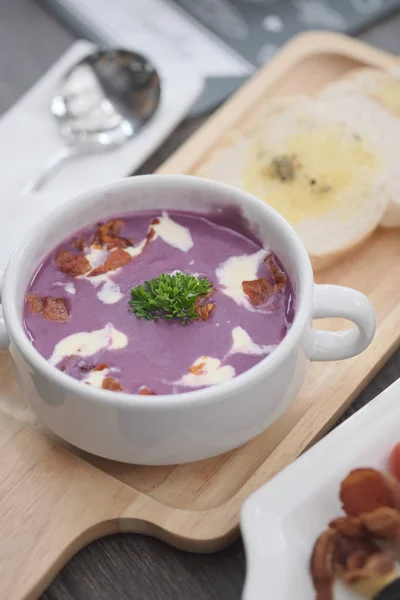 Beyaz karnabahar ve mor tatlı patates çorbası