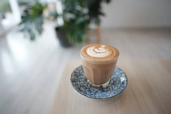 Чашка кави Піколо на дерев'яному столі — стокове фото