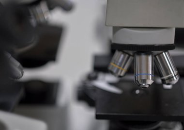 Laboratuvarda numunelerle mikroskop. İncelemeyi Kapat 