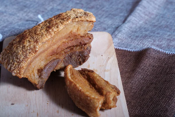 Pancia di maiale pelle croccante tailandese su tavola di legno — Foto Stock