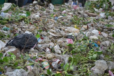 Çöp atığı arazisi, bir sürü atık çöp, plastik, şişe, arka plan kağıdı, çöplükten gelen kirlilik.
