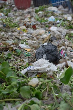 Çöp atığı arazisi, bir sürü atık çöp, plastik, şişe, arka plan kağıdı, çöplükten gelen kirlilik.