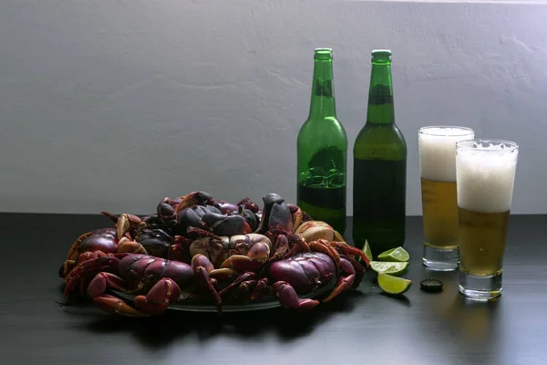 Prato Com Uma Pilha Pernas Caranguejo Copo Cerveja Âmbar — Fotografia de Stock