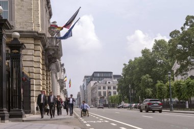 Brüksel, Belçika, 10 Haziran 2018. Sokakta Engelli tekerlekli sandalye