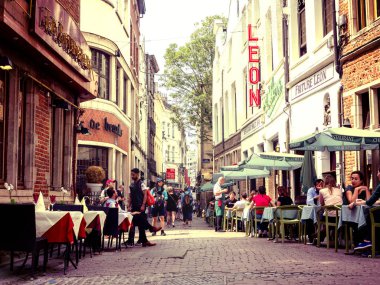 Brüksel, Belçika, 10 Haziran 2018. Eski şehirde sokak kafeler