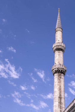 Cami, minare açık mavi gökyüzü güneşli bir karşı