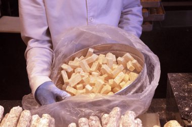 Bir adam bir mağazada bir sayaçta aslan bırakır