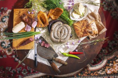 Kırsal gıda, organik çiftlikleri, geleneksel tarifleri göre pişirilir. Ahşap bir masaya sebze garden, peynir, et ve sosis dağılın.