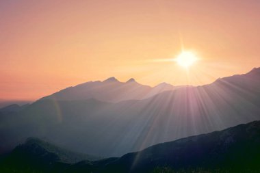 Dawn dağlarda. Sabah.