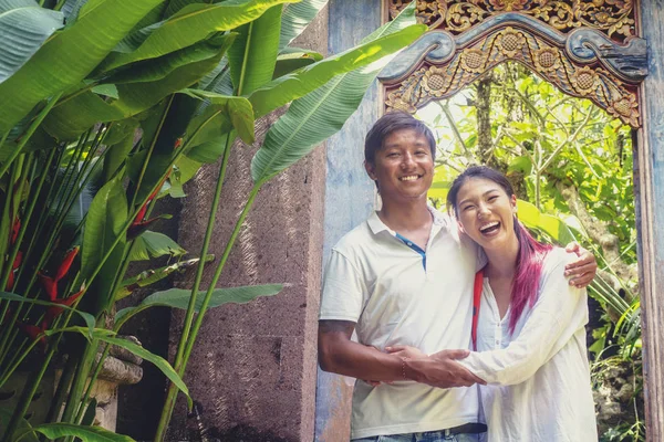 Jeune Couple Asiatique Homme Femme Dans Jardin Entrée Maison Hôtel — Photo