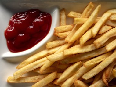 Altın kızarmış patates, patates cipsi veya Pommes Frites, yakın çekim Barbekü sosu ile plaka